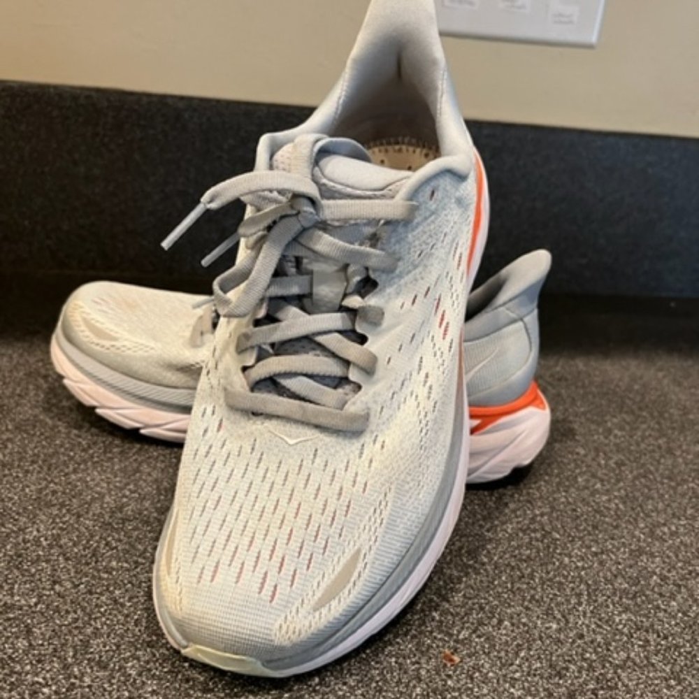 women's Hoka  Clifton 8 Size 7 Wide